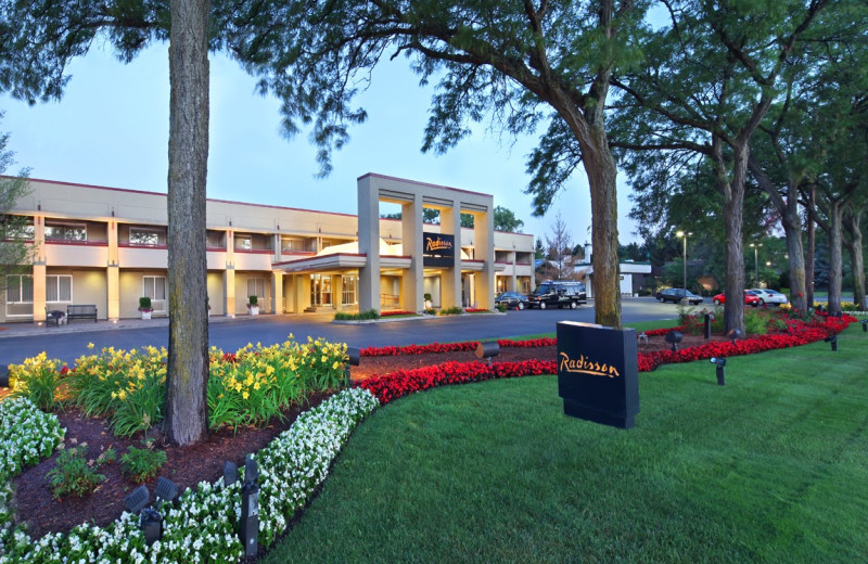 Exterior view of Radisson Hotel Detroit-Bloomfield Hills.