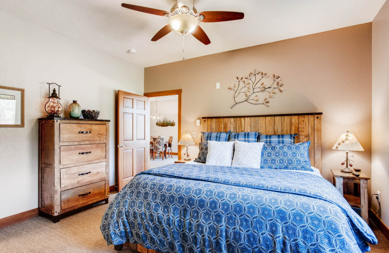 Guest bedroom at Black Canyon Inn.