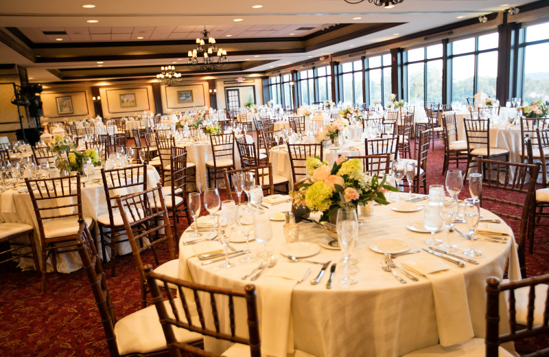 Located in Geneva National’s sprawling Clubhouse, the gracious Grand Ballroom features a magnificent
90-foot wall of windows framing the picturesque Wisconsin country side, plush fairways and Lake Como shoreline. Timeless, romantic and easily transformed to accommodate your desired wedding theme, this luxurious crowd-pleasing room invites upwards of 300 guests.