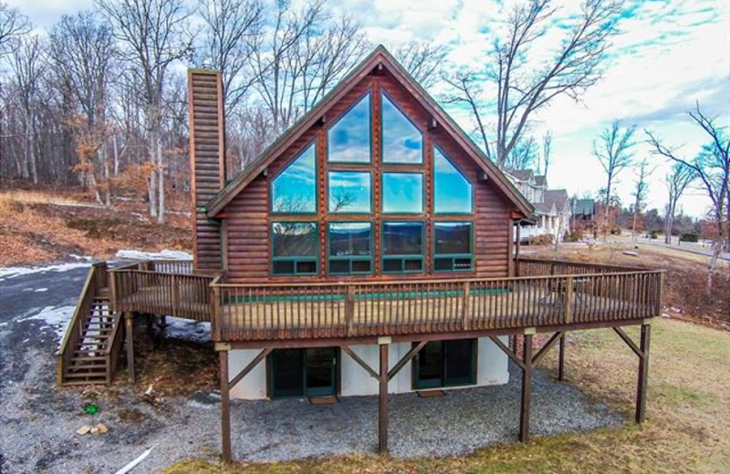 Exterior View of Taylor-Made Deep Creek Vacations - Oak View Ridge