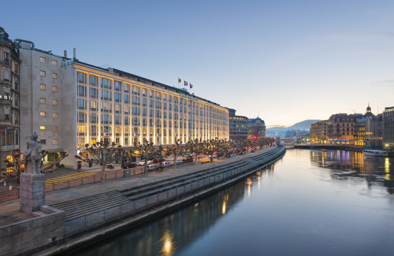 Exterior view of Mandarin Oriental Hotel du Rhône.