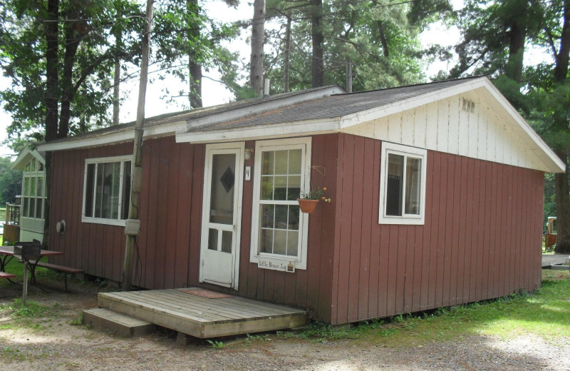 Cabin exterior at Lynda's Lakeshore Resort.