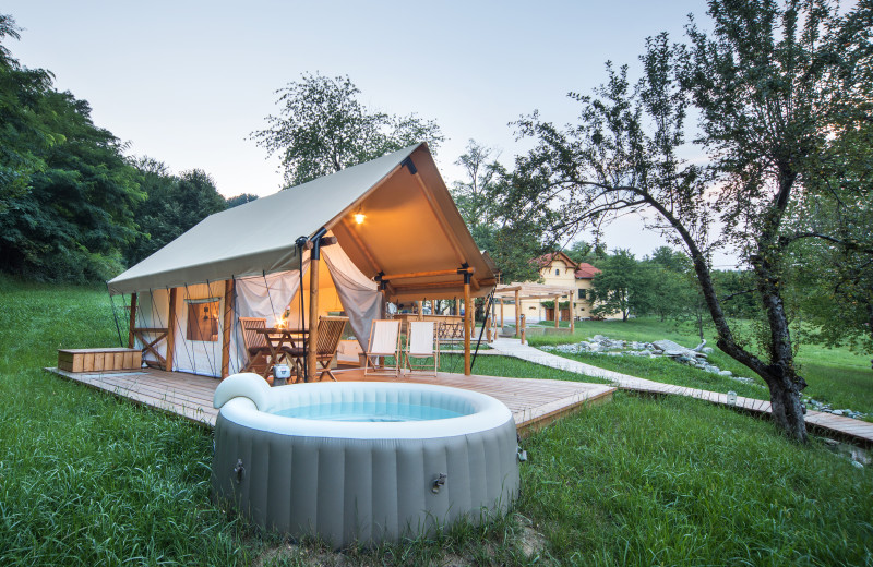 Tent and hot tub at Chateau Ramšak Glamping Resort.