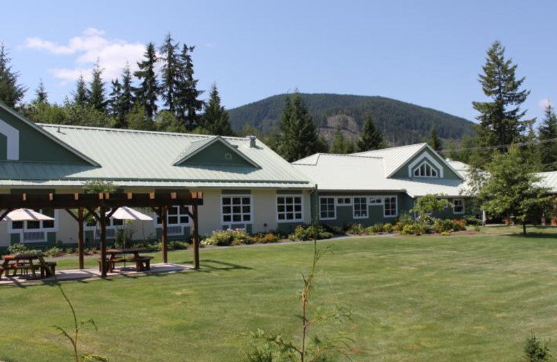 Exterior view of Honeymoon Bay Lodge & Retreat.