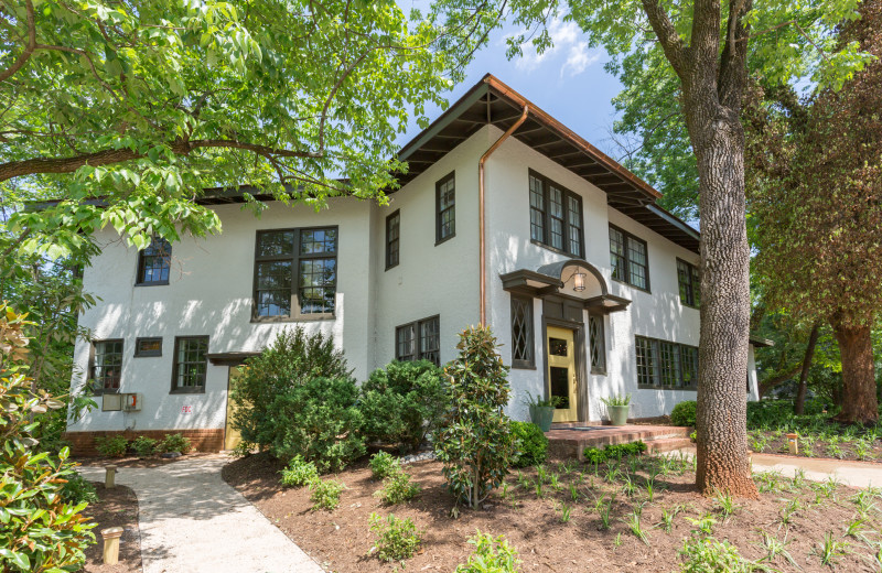 Exterior view of Oakhurst Inn.