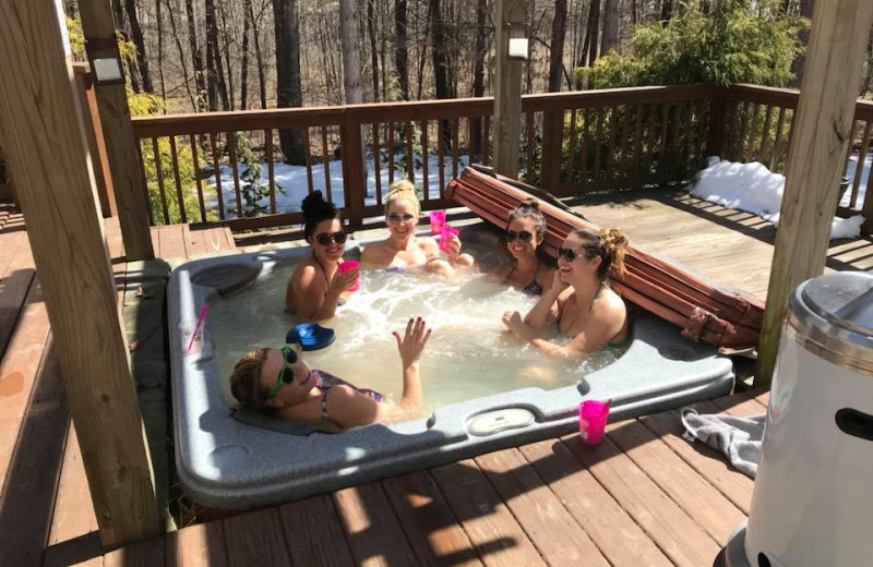 Hot tub at Acorn Lodge.