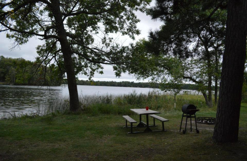 Picnic area by the lake at Hyde-A-Way Bay Resort.