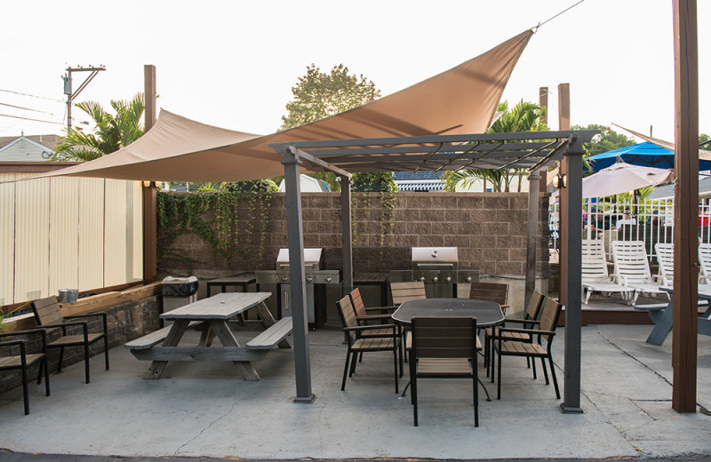 Picnic tables and BBQ at Footbridge Beach Motel.