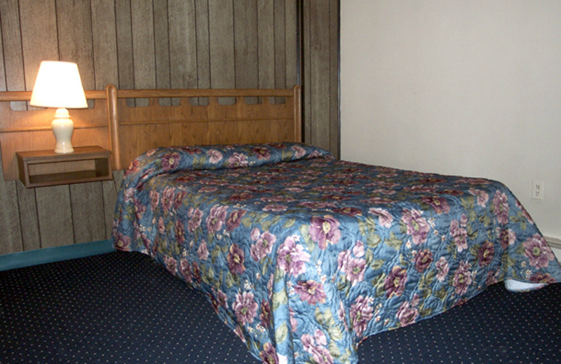 Efficiency suite bedroom at Windjammer Motor Inn.