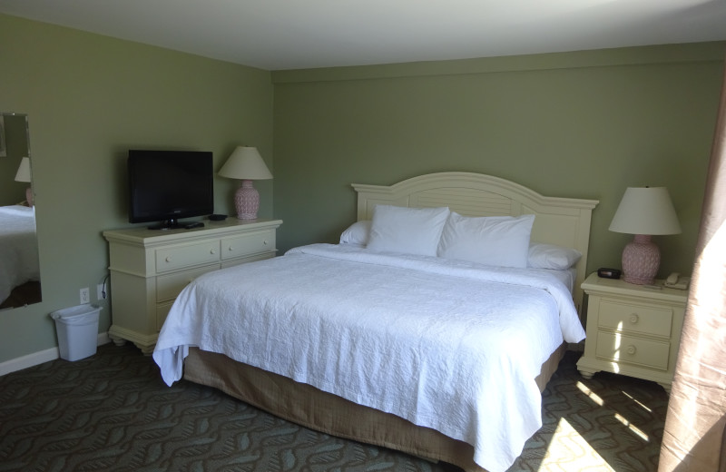 Guest room at OgunquitHotels.net.