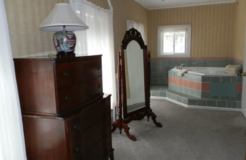 Guest jacuzzi room at Oxen Yoke Inn.