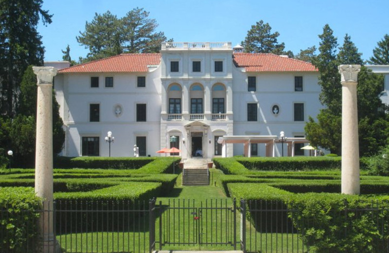 Exterior view of Geneva on the Lake.