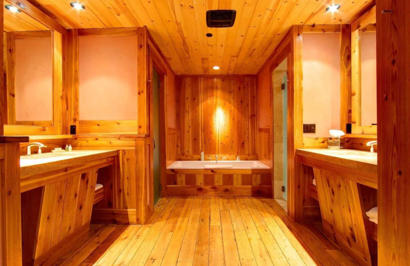 Guest bathroom at Rainbow Ranch Lodge.