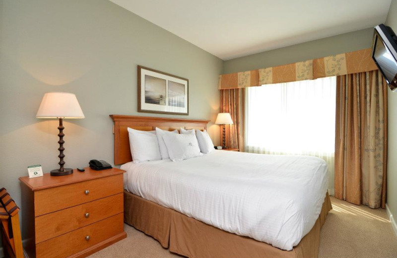 Guest bedroom at Rivertide Suites Hotel.