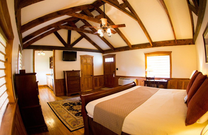 Guest bedroom at The Lodges at Gettysburg.