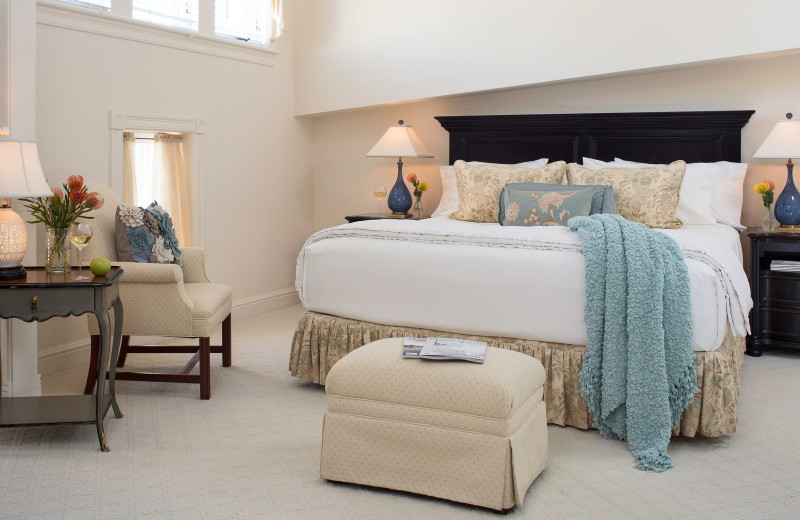 Guest room at Belfast Bay Inn 