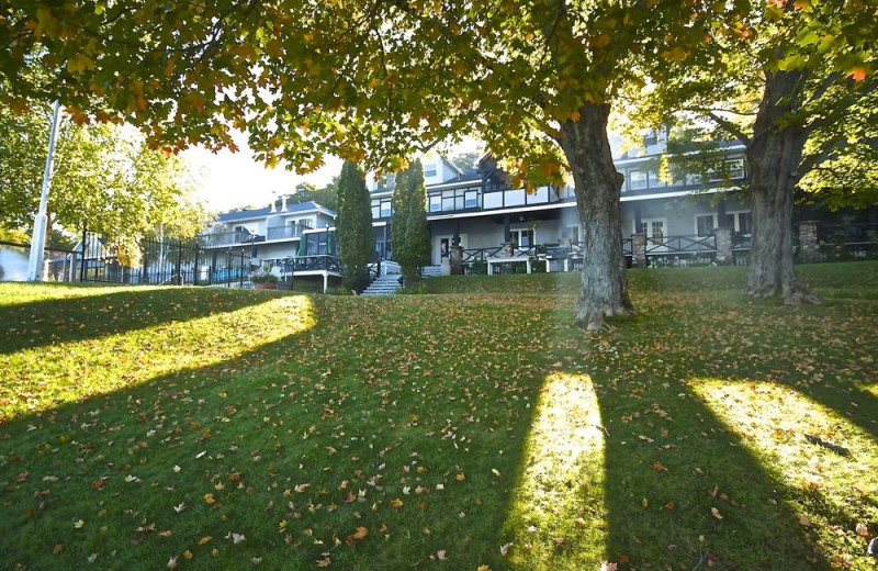 Exterior view of Sir Sam's Inn and WaterSpa.