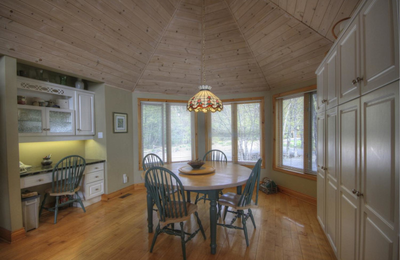 Rental dining room at Muskoka District Rentals.
