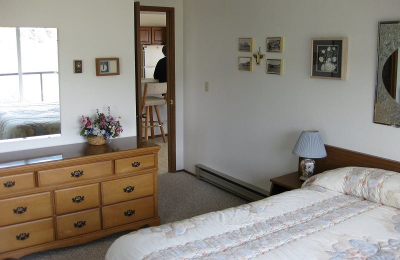 Guest bedroom at Hi-Tide Ocean Beach Resort.