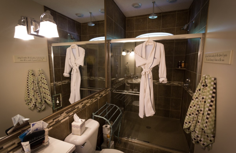 Guest bathroom at The Inn at Harbour Ridge Bed and Breakfast.