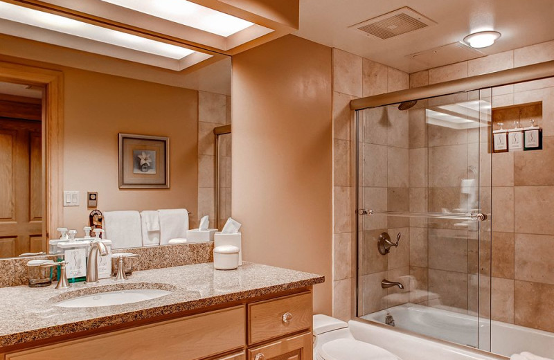 Guest bathroom at The Galatyn Lodge.