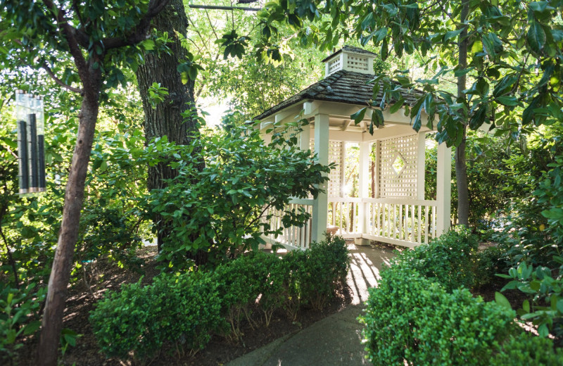 Garden exterior at Cottage Grove Inn.