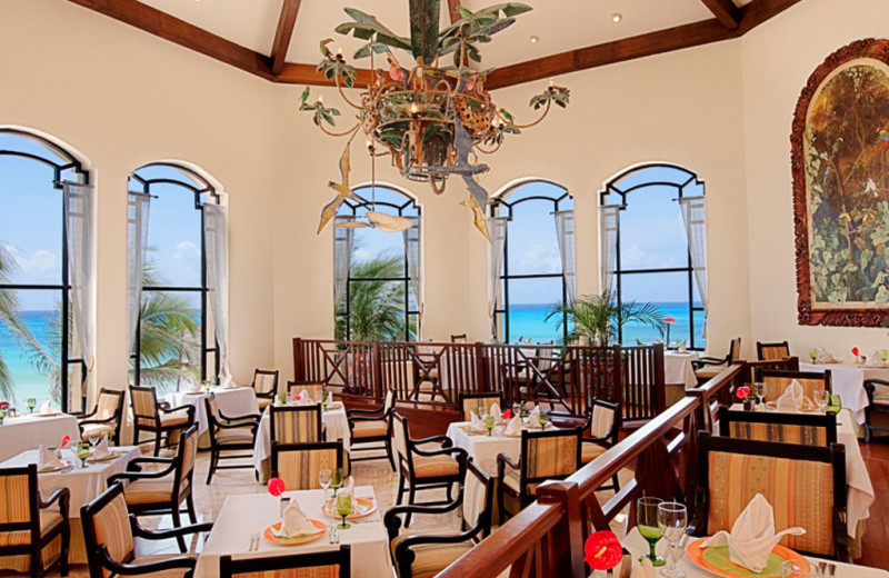 Dining room at Royal Hideaway Playacar.