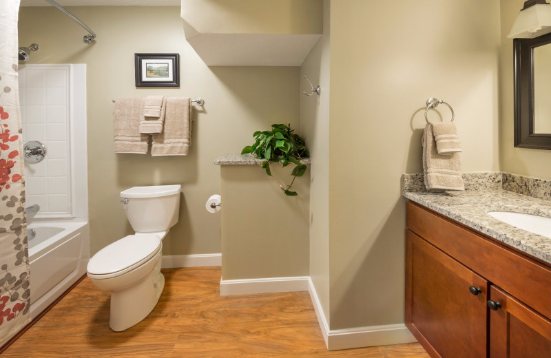 2-Bedroom Signature Suite Bathroom Equipped with a Jacuzzi Tub at the Summit Resort.