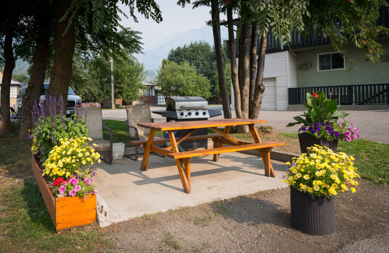Picnic area at Red Tree Lodge.