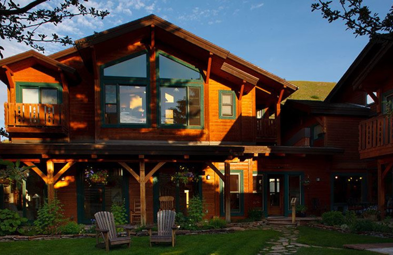 Exterior View of The Alpine House Lodge & Cottages