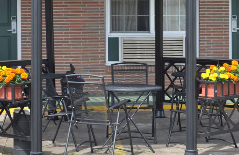 Outdoor Sitting Area at Courtesy Inn Eugene