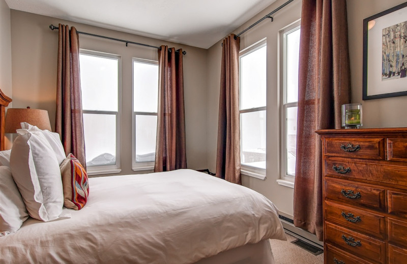 Queen bed guest room at Snowpine Lodge.