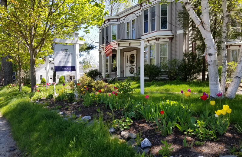 Exterior view of The Inns at Blackberry Common.