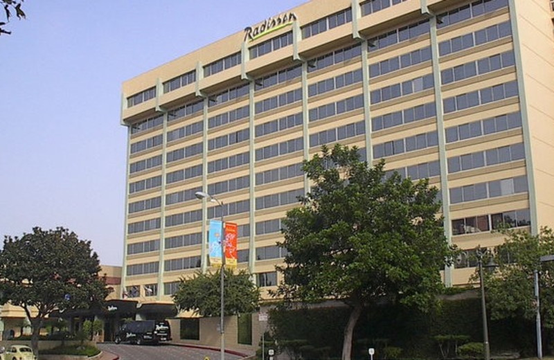 Exterior view of Radisson Hotel Los Angeles Midtown at USC.