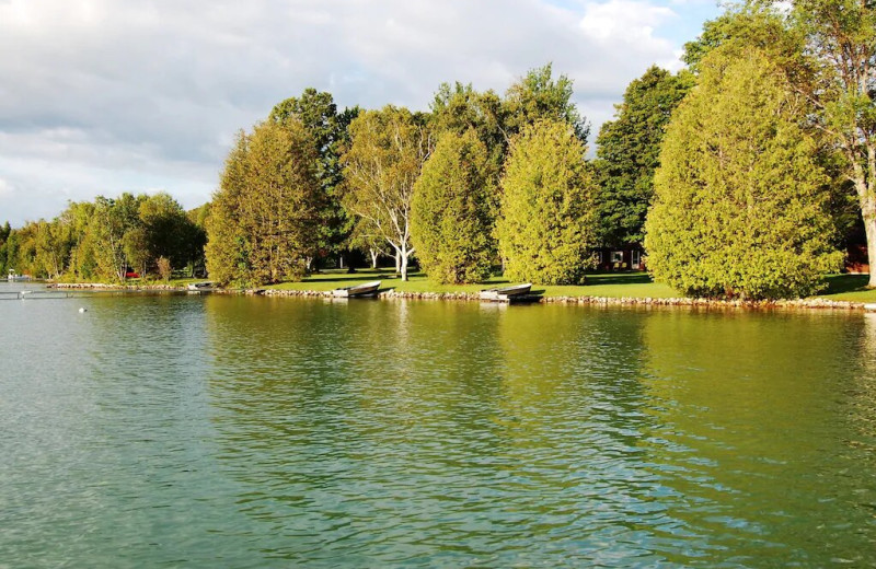 Exterior view of Fisher's Lakeside Cottages.