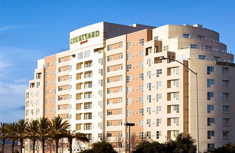 Exterior view of Courtyard by Marriott Oakland Emeryville.