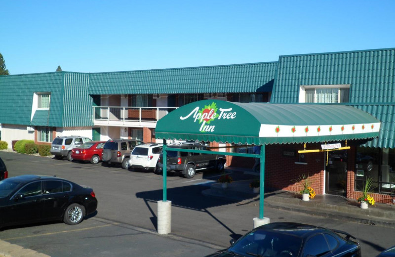 Exterior view of Apple Tree Inn Spokane.