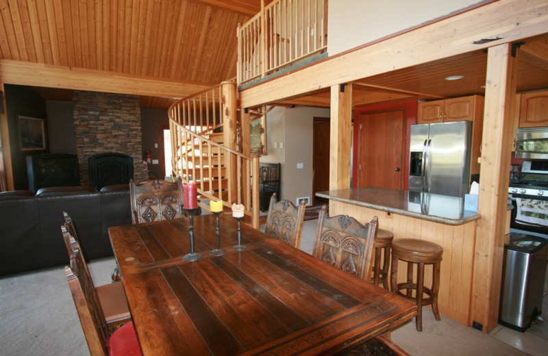 Vacation rental dining room at Bear Creek Lodge.