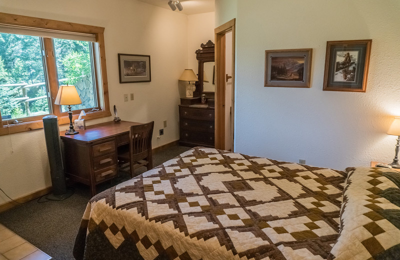 Bedroom at Montana River Lodge.