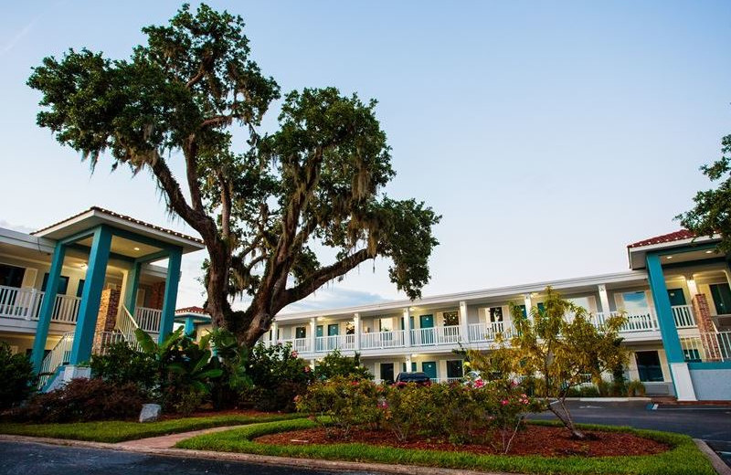 Exterior view of Southern Oaks Inn.
