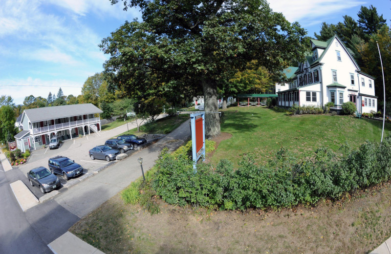 Exterior view of Oxen Yoke Inn.