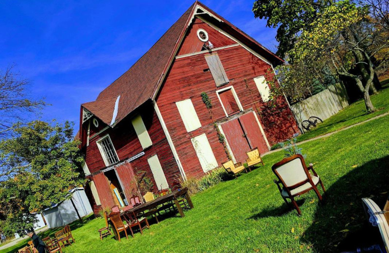 Exterior view of Hop & Vine Inn.