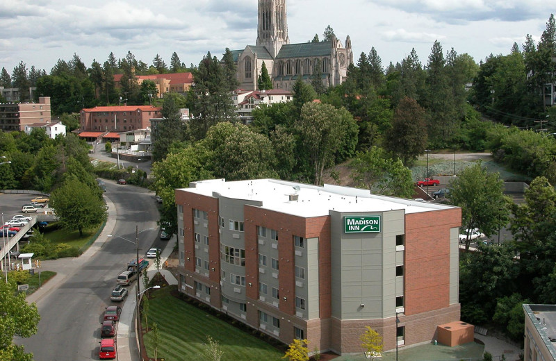 Exterior view of The Madison Spokane Inn.