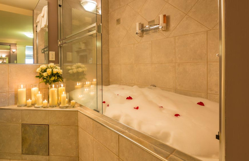 Guest room Jacuzzi at A Vista Villa Couples Retreat.