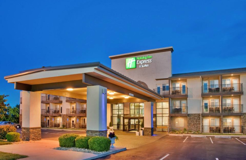 Exterior view of Branson 76 Central Holiday Inn Express.