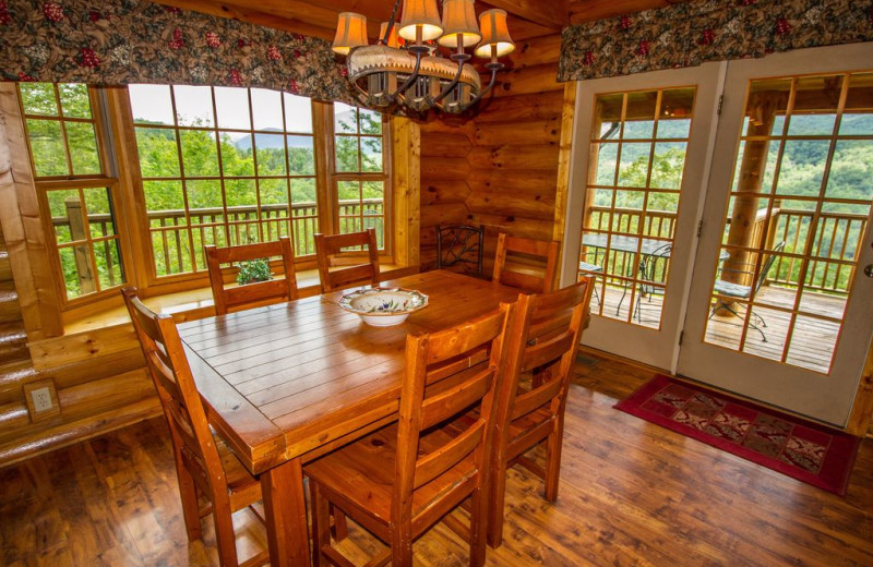 Rental dining room at Cobbly Nob Rentals.