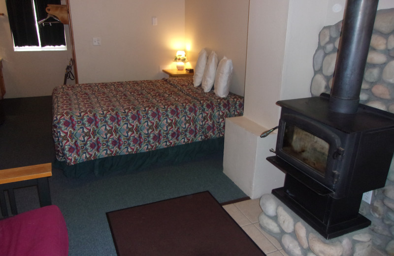 Guest room at Honey Bear Lodge & Cabins.