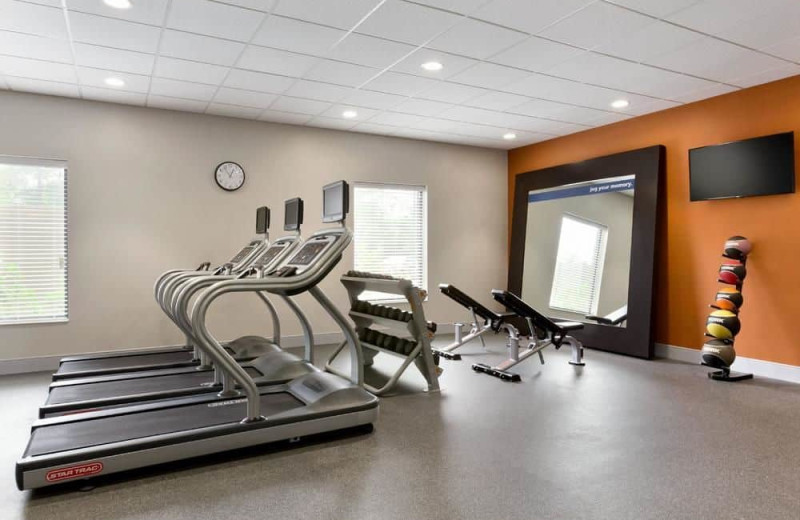 Fitness room at Hampton Inn North Olmsted.