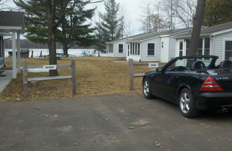 Exterior view of Beaton's Lakeshore Cottages.