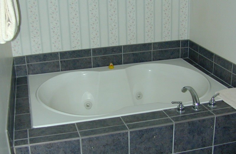 Guest bathroom at Eagles on the River and Anderson House Hotel.
